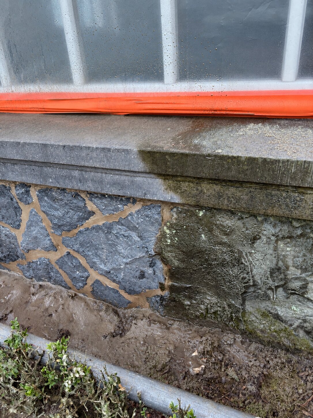 Blauwe steen met een gereinigd en onbehandeld gedeelte