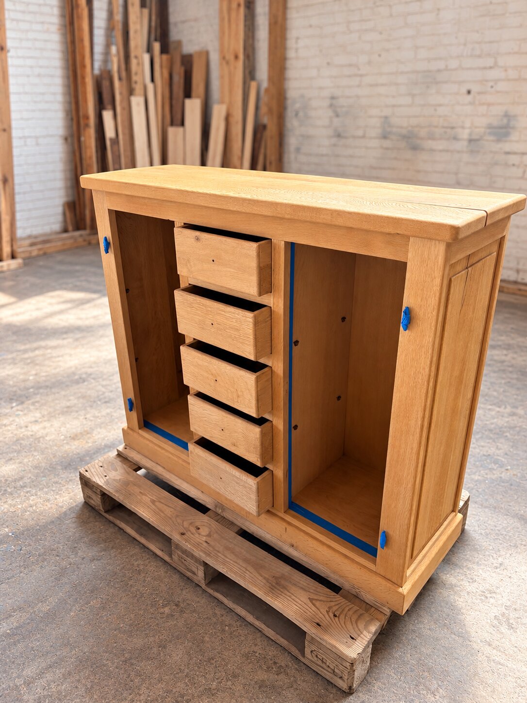 Eiken kast met natuurlijke houtkleur in het atelier van CoNe